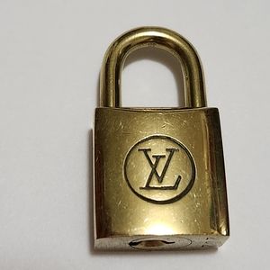 Very Rare #202 Louis Vuitton lock no key - comes with unbranded chain